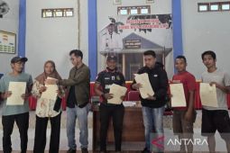 166 Sertifikat Tanah disalurkan kepada warga dua Desa di  Muna Barat