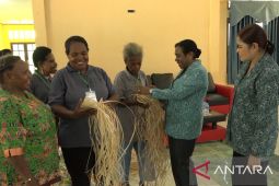 PKK Papua Barat Daya latih mama-mama di pedalaman Sorsel merajut noken