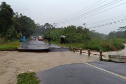 Jembatan Air Ruak putus, Pemkab Belitung Timur buat jembatan alternatif