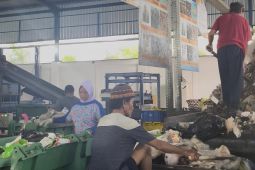 TPST Sandubaya Mataram produksi paving blok berbahan sampah plastik