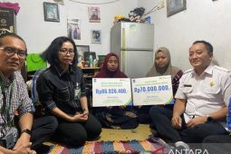 BPJS Ketenagakerjaan Perak serahkan santunan pengemudi ojek online