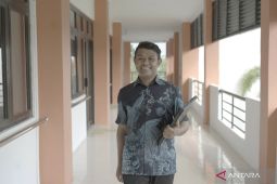 Seorang guru muda dari NTT mengajar di Sekolah Rakyat Kalimantan Selatan