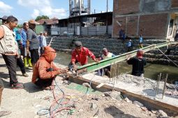 Jembatan darurat dibangun di Mataram usai banjir Juli 2025