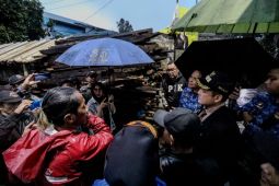 Pemkot Bandung Tertibkan Pengusaha Kayu Babakan Ciparay yang Melanggar Perda