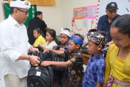 Pemkot Denpasar berikan bantuan perlengkapan sekolah kepada siswa terdampak banjir