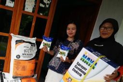 Delapan Kelompok Pekarangan Pangan Lestari Madiun terima bantuan pupuk