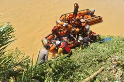 Tim SAR gabungan  evakuasi pria hanyut di Sungai Batang Natal