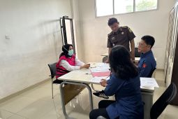 Kejati Lampung limpahkan tersangka korupsi dana nasabah ke Kejari Pringsewu