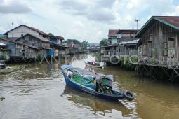 Pelayanan kesehatan klinik terapung Kodim Kutai Kartanegara