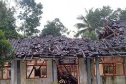 Rusak parah, Bangunan sekolah satu atap di Lombok Timur ambruk