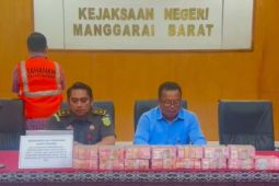 Kejari Mabar menahan seorang kontraktor diduga korupsi proyek jalan
