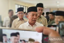 Bupati Karawang berangkatkan umrah tenaga harian lepas Disnakertrans yang disabilitas