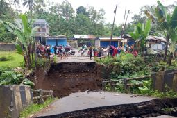 Jembatan penghubung dua desa di Lumajang putus akibat hujan deras
