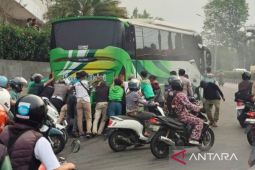 Bus terbakar di Tugu Lampu Gentur Cianjur gara-gara ban meledak
