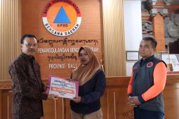 Sekda Bali serahkan santunan ke korban banjir besar