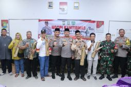 Kapolres Metro Tangerang bagikan kentongan pos kamling pada warga