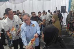 Menko Pangan Zulkifli  Hasan bagikan beras di Deli Serdang