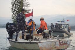 TNI-AL Palu bantu nelayan pasang rumpon di Kawasan Teluk Palu