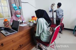 Siswa Sekolah Rakyat Natuna menjalani pemeriksaan kesehatan
