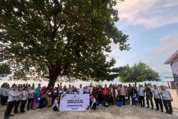 Ditjenpas Sulteng serahkan bantuan sembako ke masyarakat pesisir