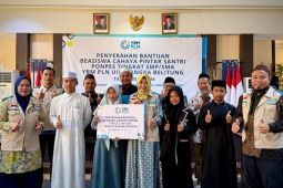 GM PLN Babel serahkan bantuan YBM PLN program beasiswa Cahaya Pintar untuk santri kurang mampu