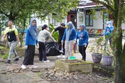 Gotong - royong serentak warnai peringatan World Clean Up Day di Pontianak