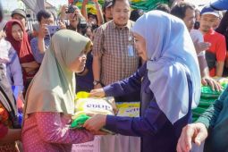 Khofifah sebut pasar murah bukti pemerintah hadir ringankan beban warga