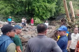 Usai terdampak longsor, ruas jalan Taduma-Togafo di Ternate  telah dibuka
