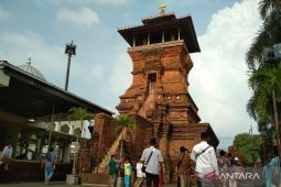 Makam Sunan Kudus dipenuhi peziarah