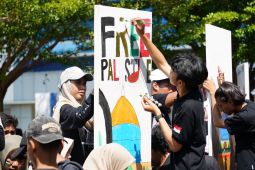 Ribuan mahasiswa baru UMSurabaya lukis pesan damai di Hari Perdamaian