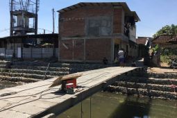 Pemkot Mataram bangun jembatan rusak akibat banjir di Karang Kemong