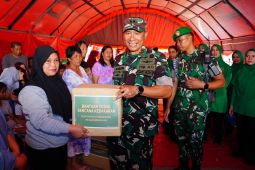 Pangdam XVII/Cenderawasih membantu korban kebakaran di Dok V