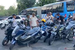 Petugas tindak parkir liar di Cawang