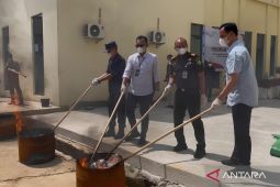 Kejari Kutim musnahkan barang bukti 216 perkara