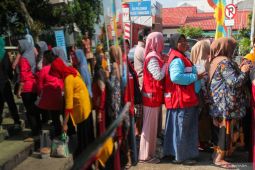 Antrean pembeli bahan pangan murah di Surabaya