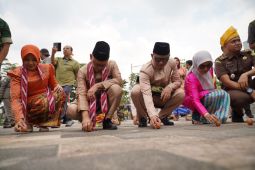 Wisatawan mancanegara terpesona Kulminasi Matahari 2025 di Tugu Khatulistiwa