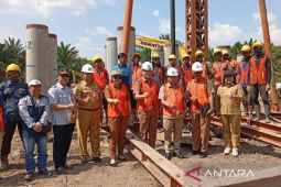 Bupati Kapuas tinjau pembangunan jembatan penghubung antardesa