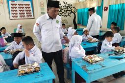 Kakanwil Kemenag Sultra apresiasi program MBG di MIN dan MTsN I Kendari