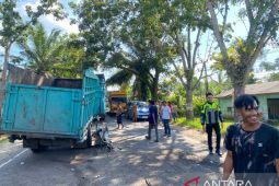 Dua truk kecelakaan di desa Lopak Aur Batang Hari