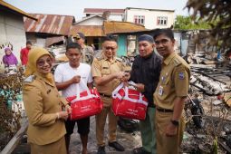 Wali Kota Pontianak serahkan bantuan korban kebakaran di Banjar Serasan