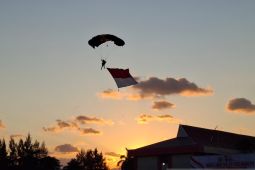 14 penerjun payung memeriahkan peringatan HUT ke 77 Polwan di Polda NTT