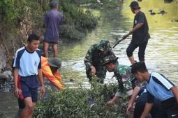 Korem 081/DSJ bersihkan sampah di sungai, bantu cegah banjir di Madiun