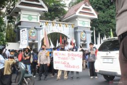 Peringati Hari Tani, massa mengadu ke Gubernur Sulsel