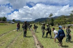 Satgas Yonif 521 DY timbun lapangan terbang Distrik Apalapsili Yalimo