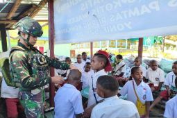 Satgas Yonif 521/DY potong rambut puluhan pelajar SD Walesi pedalaman Papua