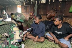 Aparat TNI keliling ke rumah warga melayani kesehatan gratis di Bolakme