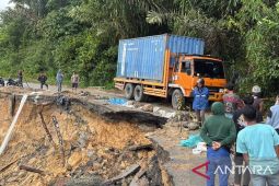 FLLAJ Tapsel imbau truk berat hindari ruas jalan Batu Jomba pasca longsor