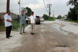 Wabup Belitung tinjau kerusakan jalan di depan PT AKU