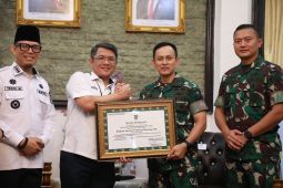 Semen Baturaja bersama Pangdam II Sriwijaya bantu rehabilitasi rumah tidak layak huni untuk warga