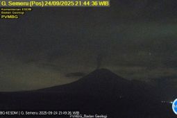Gunung Semeru-Jatim erupsi disertai letusan setinggi 900 meter Rabu malam
